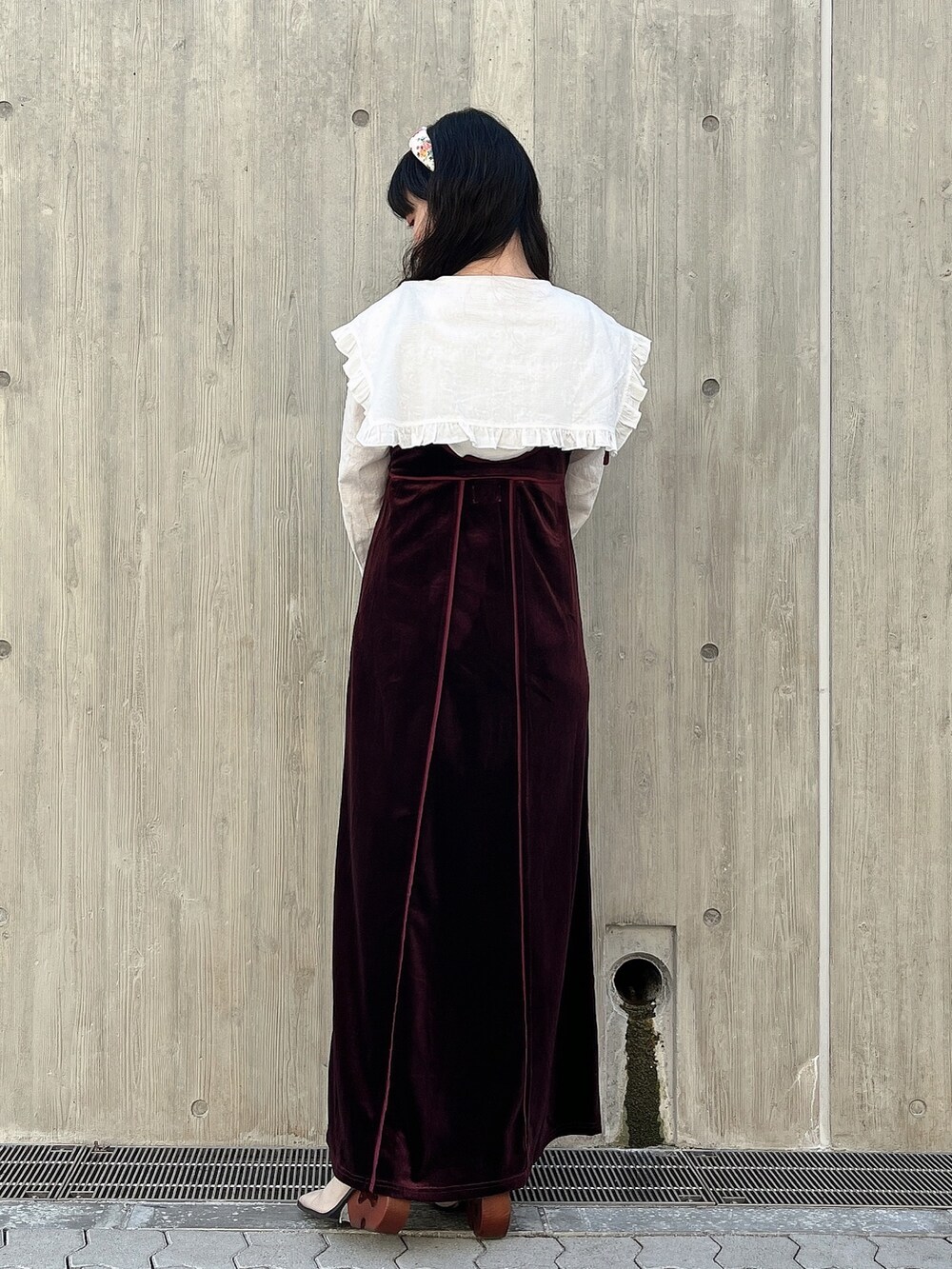 ホワイト系のシャツ/ブラウス、ホワイト系のナイロンジャケット、レッド系のワンピースを着用したレディースの冬コーディネートの4枚目の写真