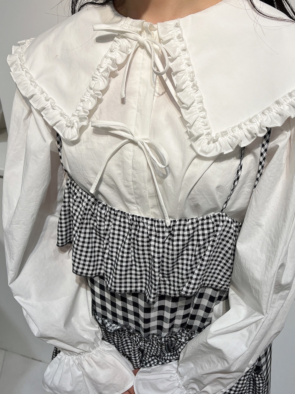 ホワイト系のシャツ/ブラウス、その他のワンピース、ブラック系のパンプスを着用したレディースの春コーディネートの4枚目の写真