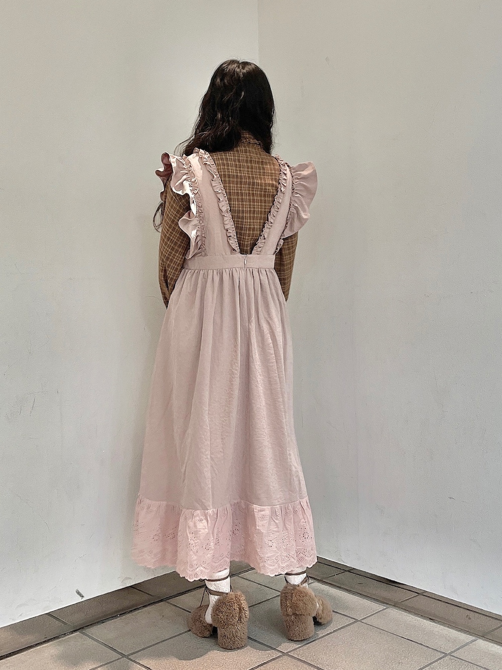 ホワイト系のパンプス、ベージュ系のシャツ/ブラウス、ピンク系のワンピースを着用したレディースの秋コーディネートの2枚目の写真