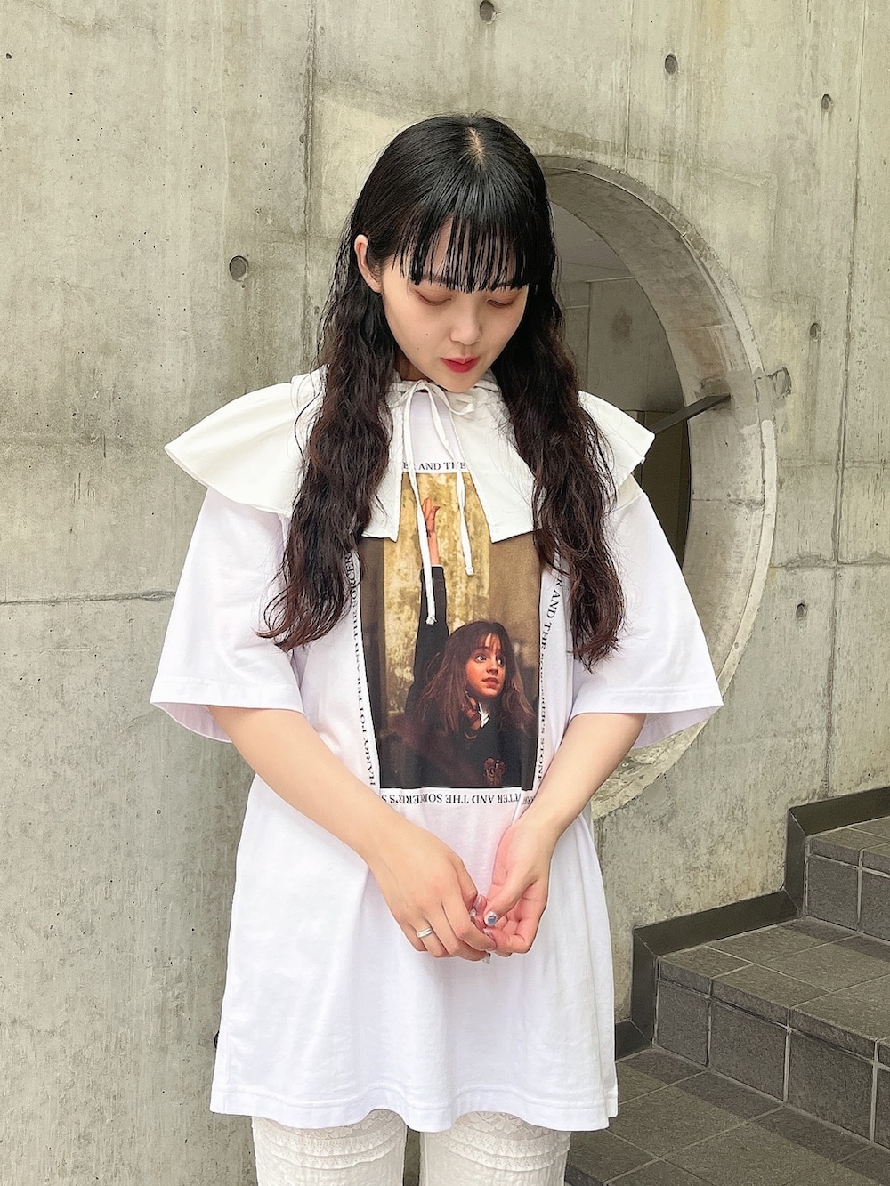 ホワイト系のTシャツ/カットソー、ホワイト系のスラックス、ホワイト系のサンダルを着用したレディースの夏コーディネートの4枚目の写真