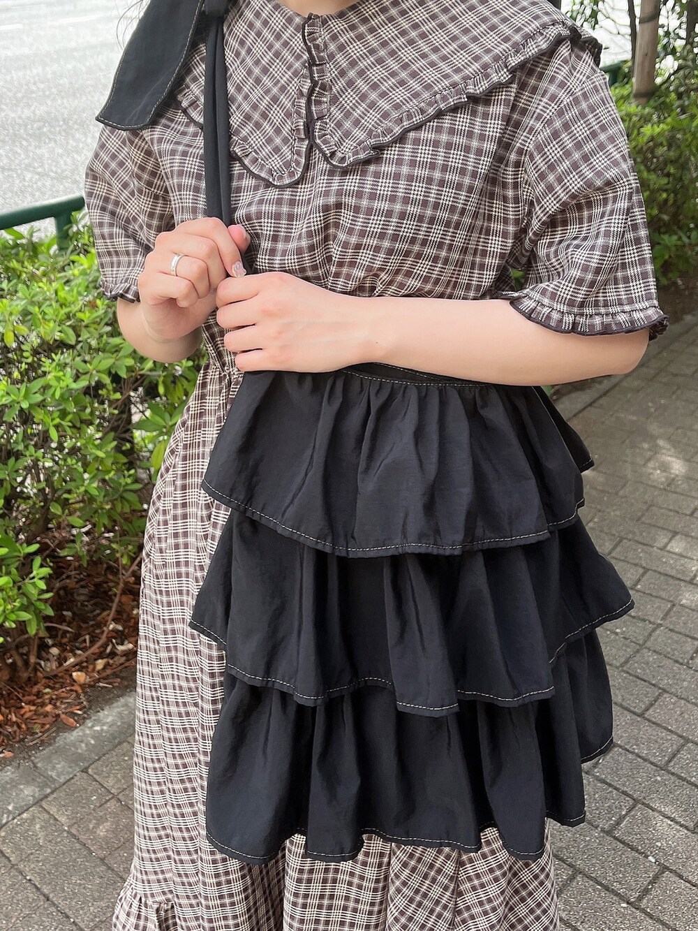 ブラウン系のワンピース、ブラック系のショルダーバッグ、ブラック系のサンダルを着用したレディースの夏コーディネートの6枚目の写真