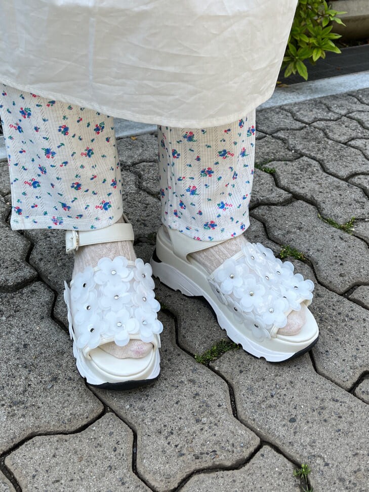 ホワイト系のその他パンツ、ブルー系のショルダーバッグ、ホワイト系のワンピースを着用したレディースの春コーディネートの4枚目の写真