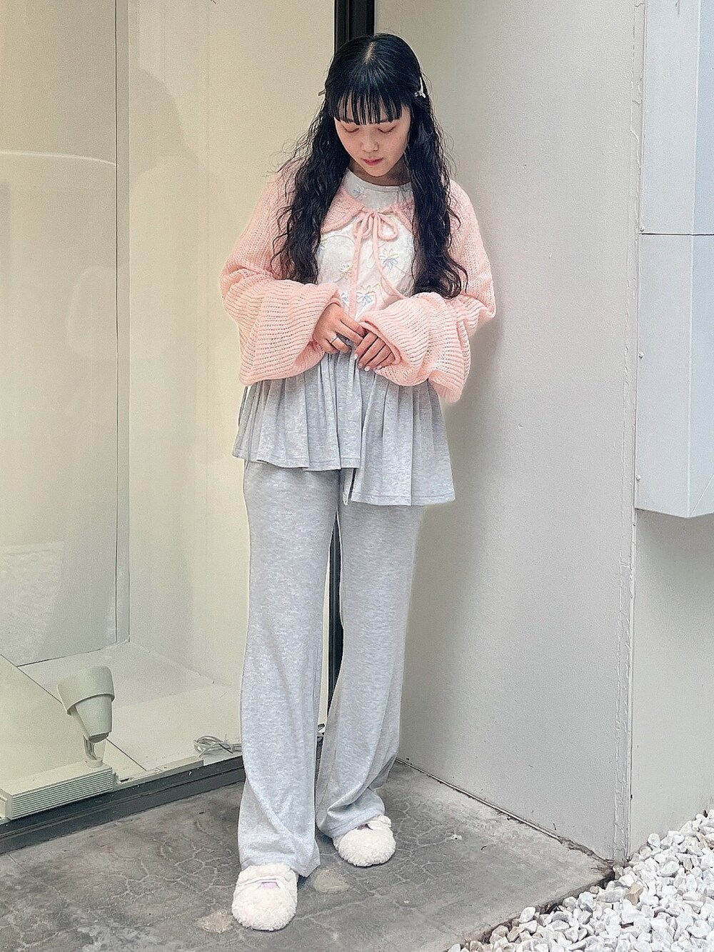 ピンク系のカーディガン/ボレロ、ホワイト系のTシャツ/カットソー、ホワイト系のスリッポンを着用したレディースの夏コーディネートの2枚目の写真