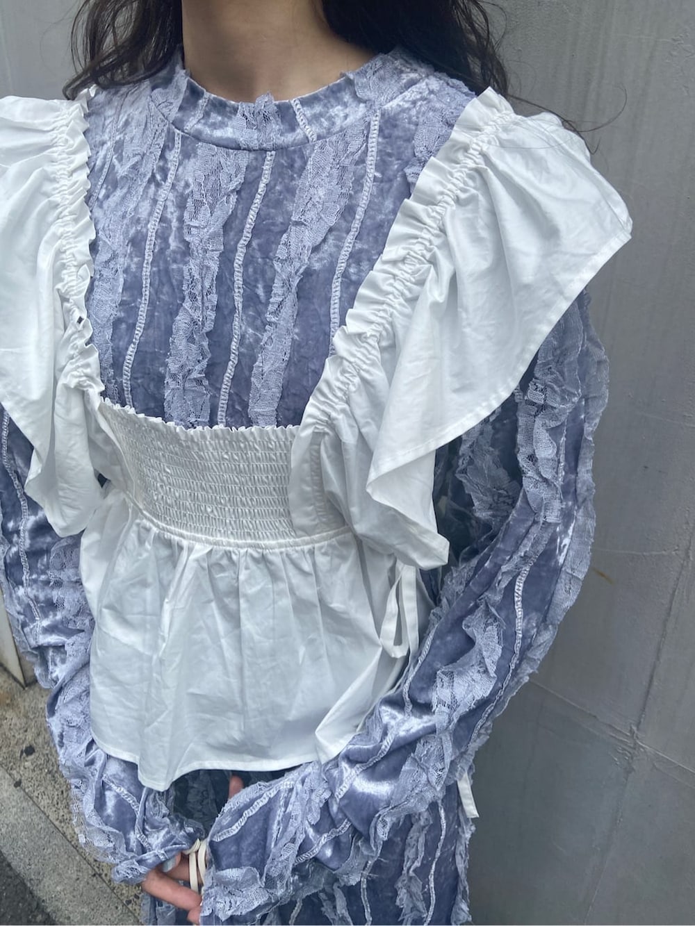 ホワイト系のパンプス、ホワイト系のハンドバッグ、ホワイト系のTシャツ/カットソーを着用したレディースの秋コーディネートの4枚目の写真