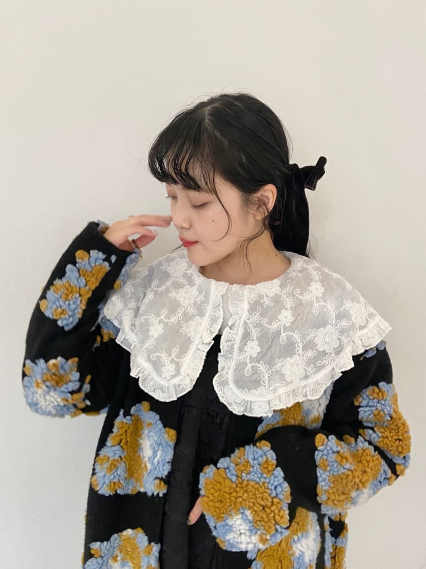 その他のその他アウター、ブラック系のワンピース、ホワイト系のシャツ/ブラウスを着用したレディースの秋コーディネートの3枚目の写真