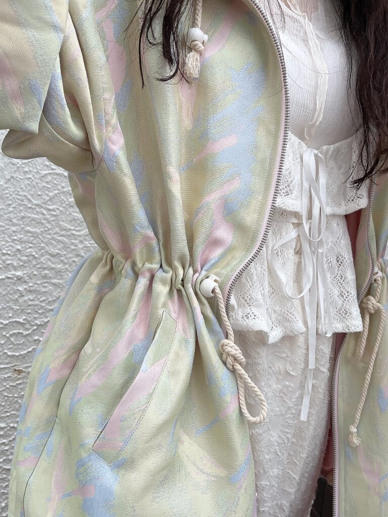 ホワイト系のスカート、ホワイト系のパンプス、ホワイト系のTシャツ/カットソーを着用したレディースの秋コーディネートの7枚目の写真