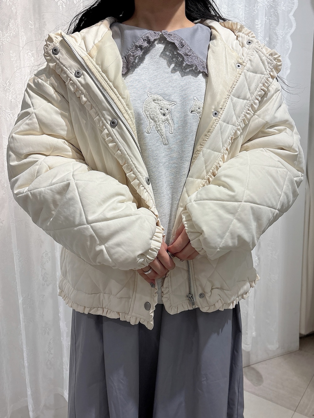 グレー系のスウェット、ホワイト系のダウンジャケット/コート、ホワイト系のショルダーバッグを着用したレディースの冬コーディネートの7枚目の写真