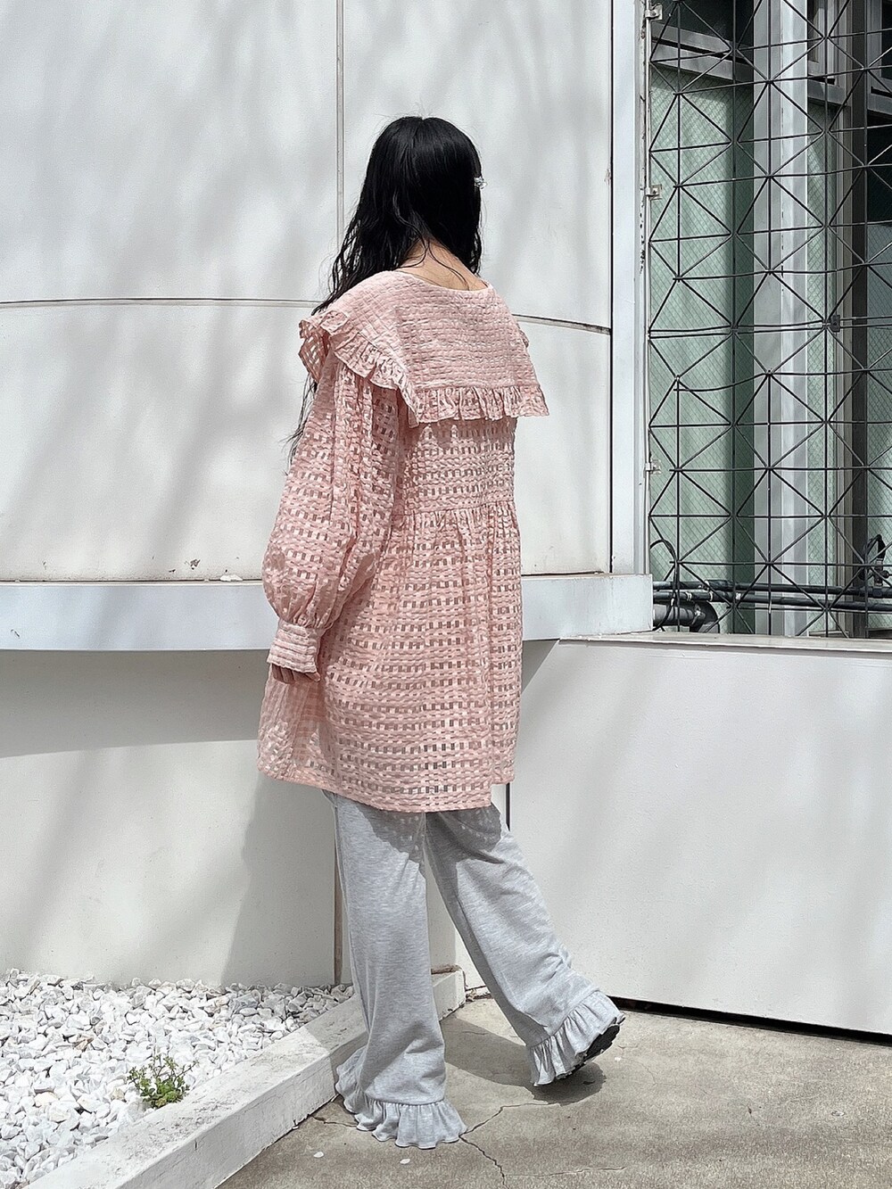 ピンク系のワンピース、グレー系のその他パンツ、ピンク系のサンダルを着用したレディースの春コーディネートの3枚目の写真