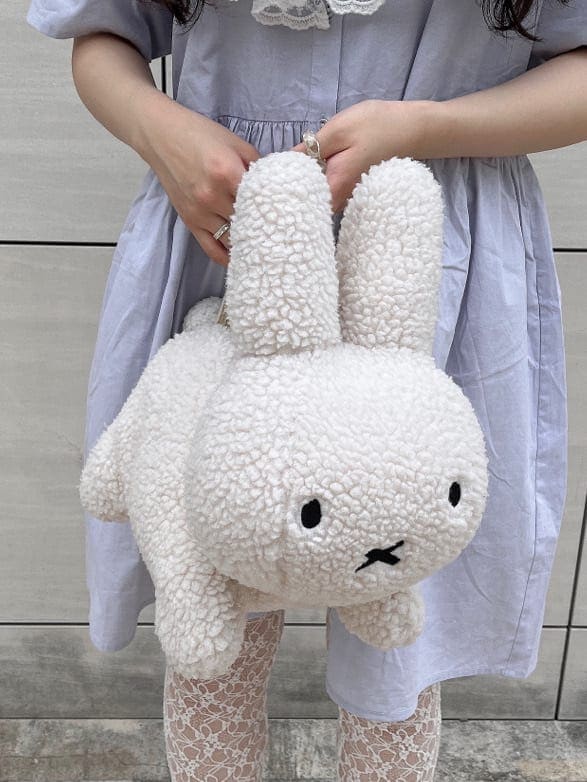 ホワイト系のサンダル、ホワイト系のハンドバッグ、ブルー系のワンピースを着用したレディースの夏コーディネートの5枚目の写真