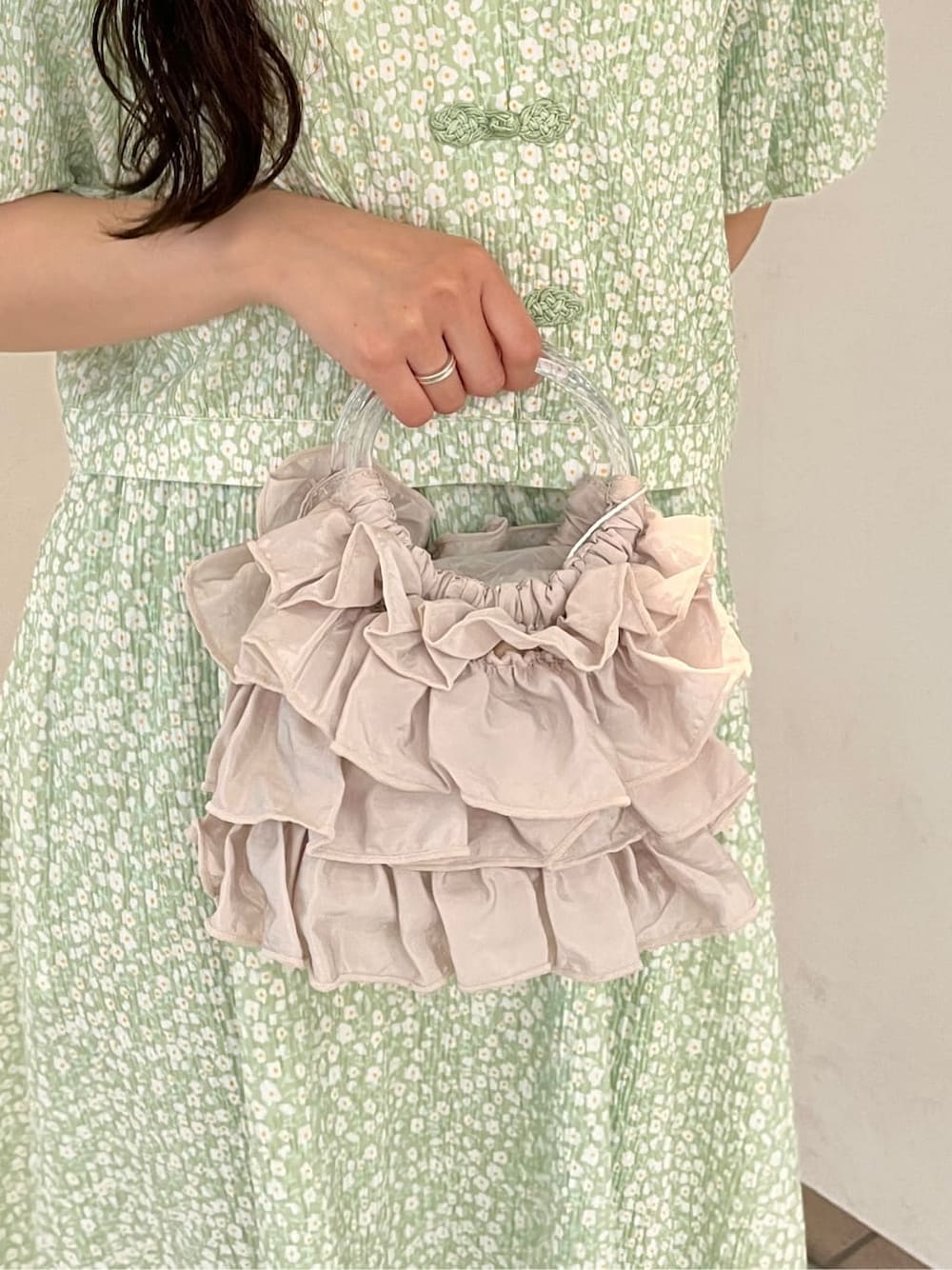 グリーン系のシャツ/ブラウス、ホワイト系のシャツ/ブラウス、グリーン系のスカートを着用したレディースの夏コーディネートの4枚目の写真