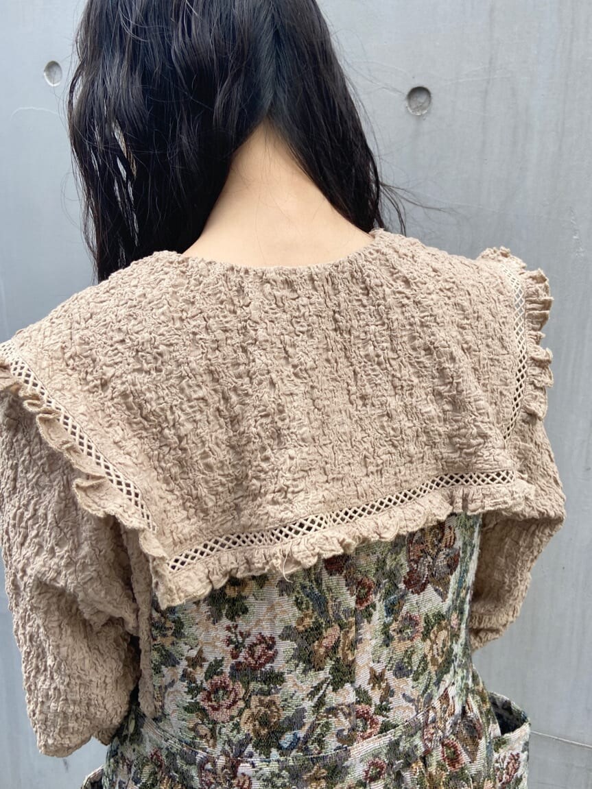ホワイト系のトートバッグ、ベージュ系のシャツ/ブラウス、グリーン系のスカートを着用したレディースの夏コーディネートの4枚目の写真
