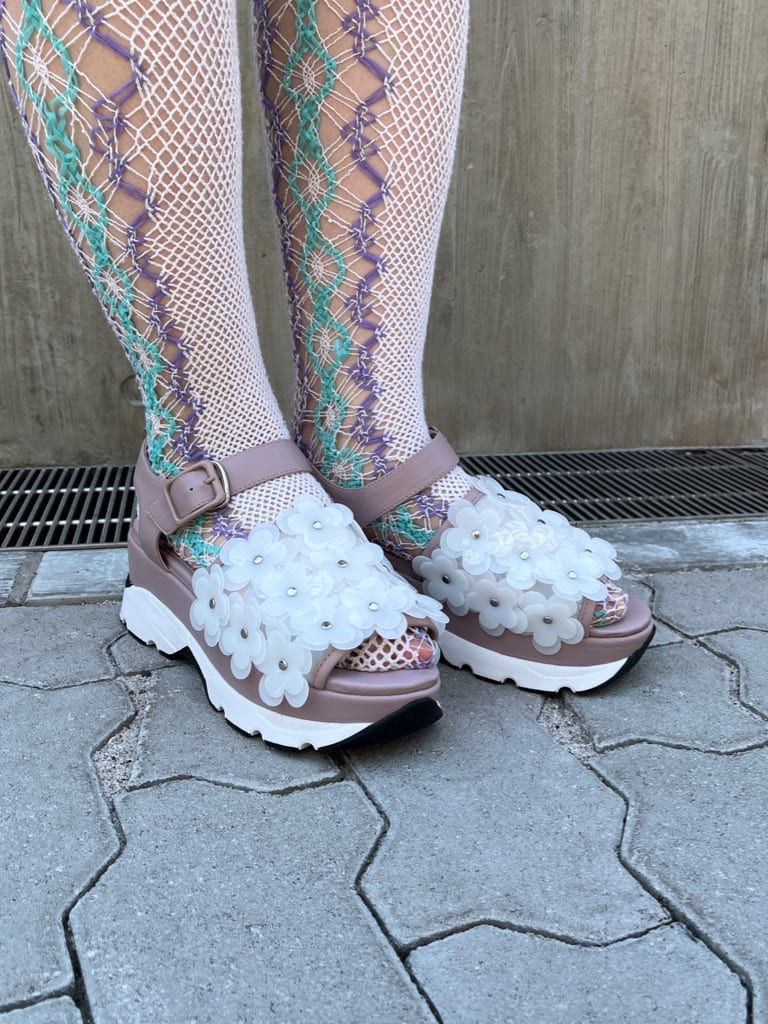 ホワイト系のシャツ/ブラウス、ピンク系のスカート、ピンク系のサンダルを着用したレディースの春コーディネートの4枚目の写真