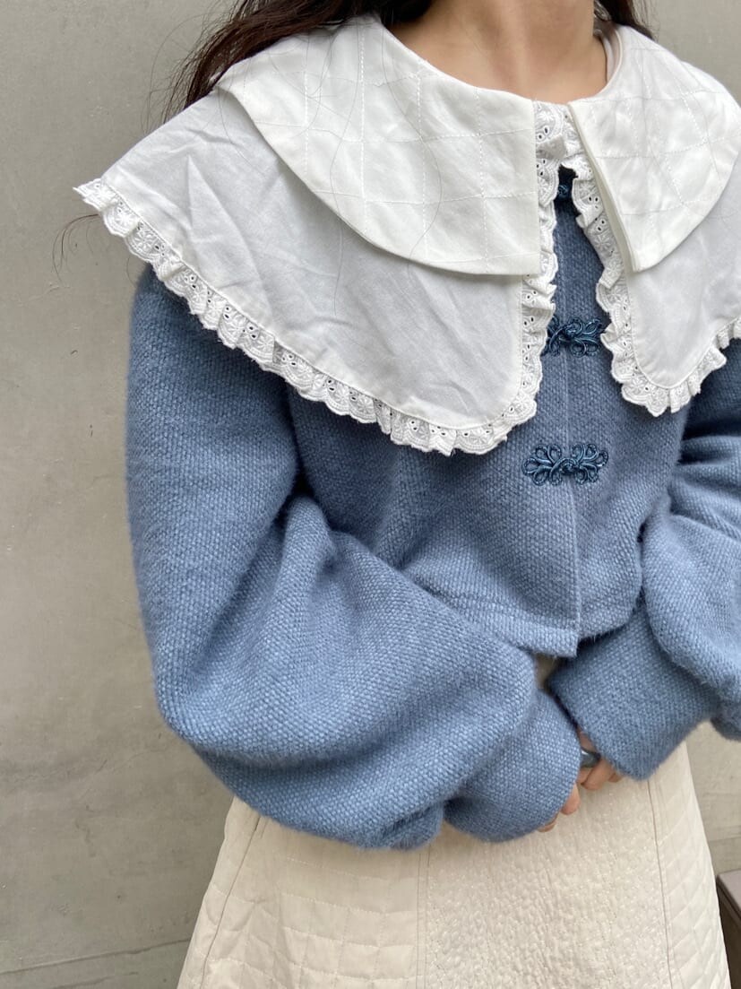 ベージュ系のパンプス、ホワイト系のシャツ/ブラウス、ホワイト系のスカートを着用したレディースの秋コーディネートの5枚目の写真