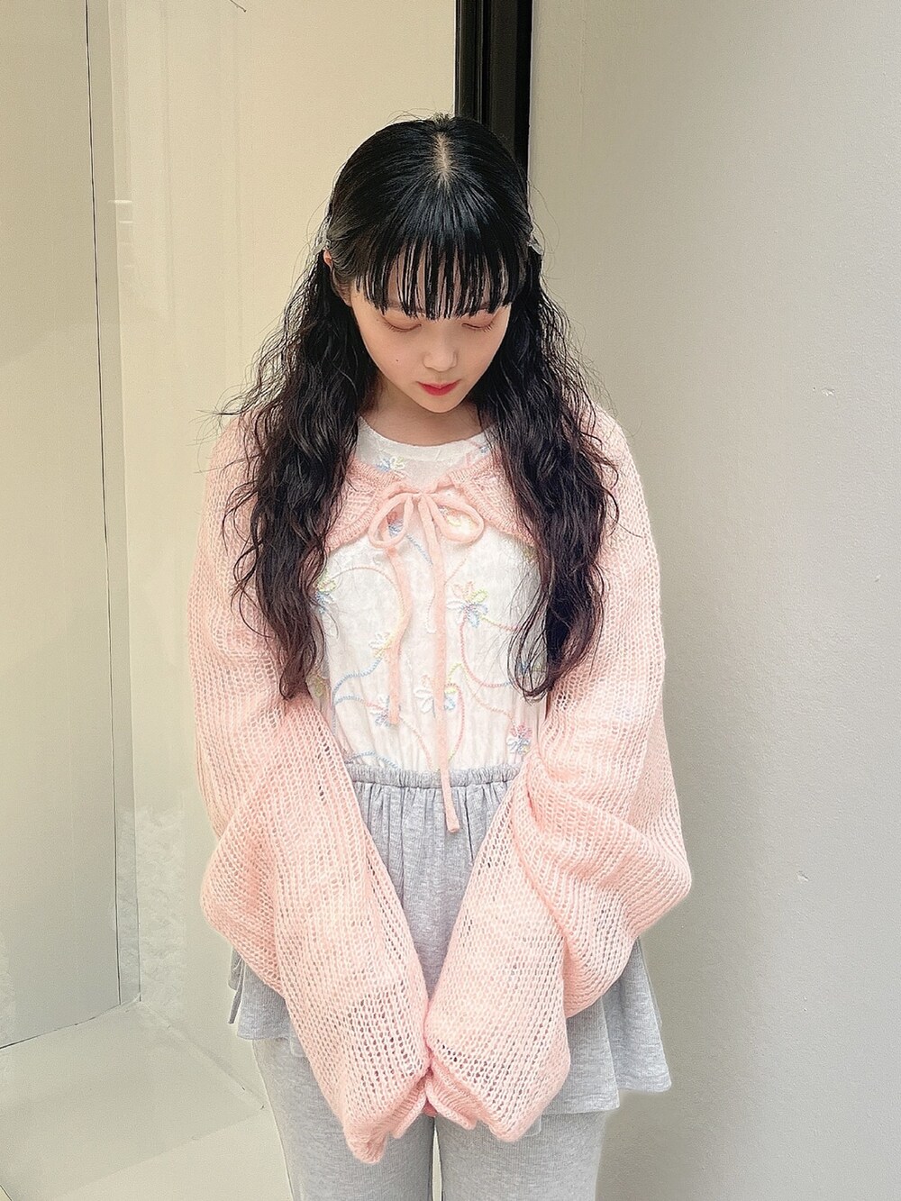 ピンク系のカーディガン/ボレロ、ホワイト系のTシャツ/カットソー、ホワイト系のスリッポンを着用したレディースの夏コーディネートの5枚目の写真