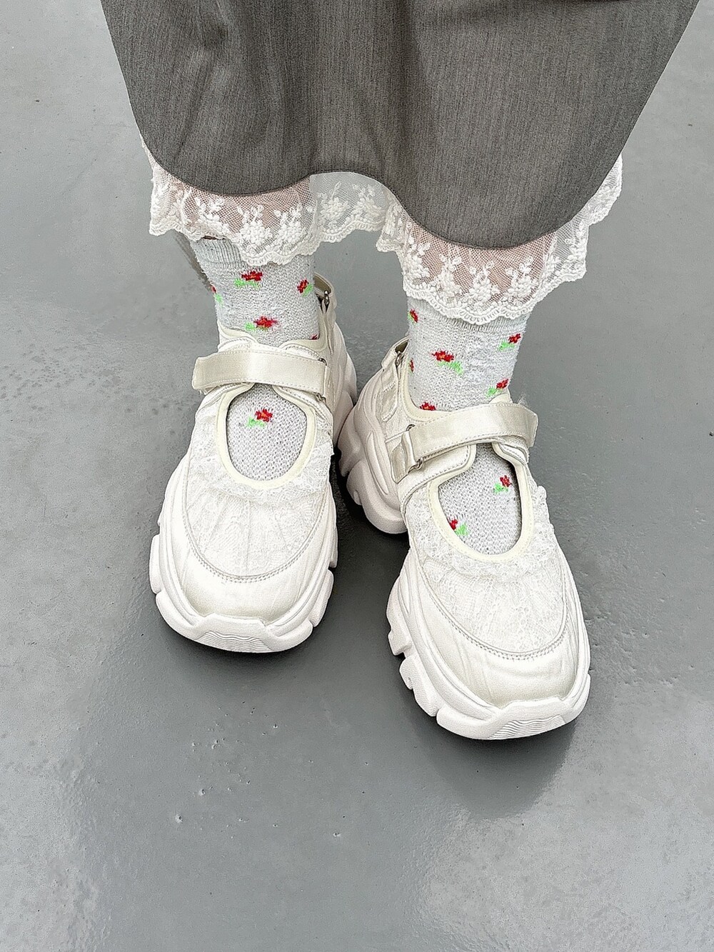 ホワイト系のシャツ/ブラウス、グレー系のスウェット、ブラック系のショルダーバッグを着用したレディースの秋コーディネートの9枚目の写真