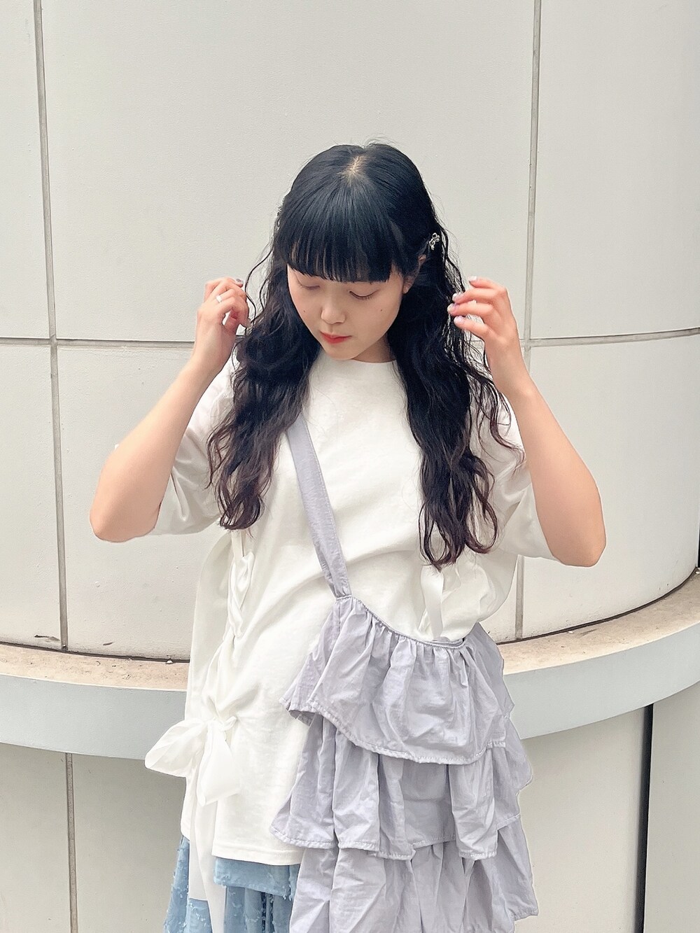 ホワイト系のTシャツ/カットソー、ブルー系のトートバッグ、ブルー系のスカートを着用したレディースの春コーディネートの4枚目の写真