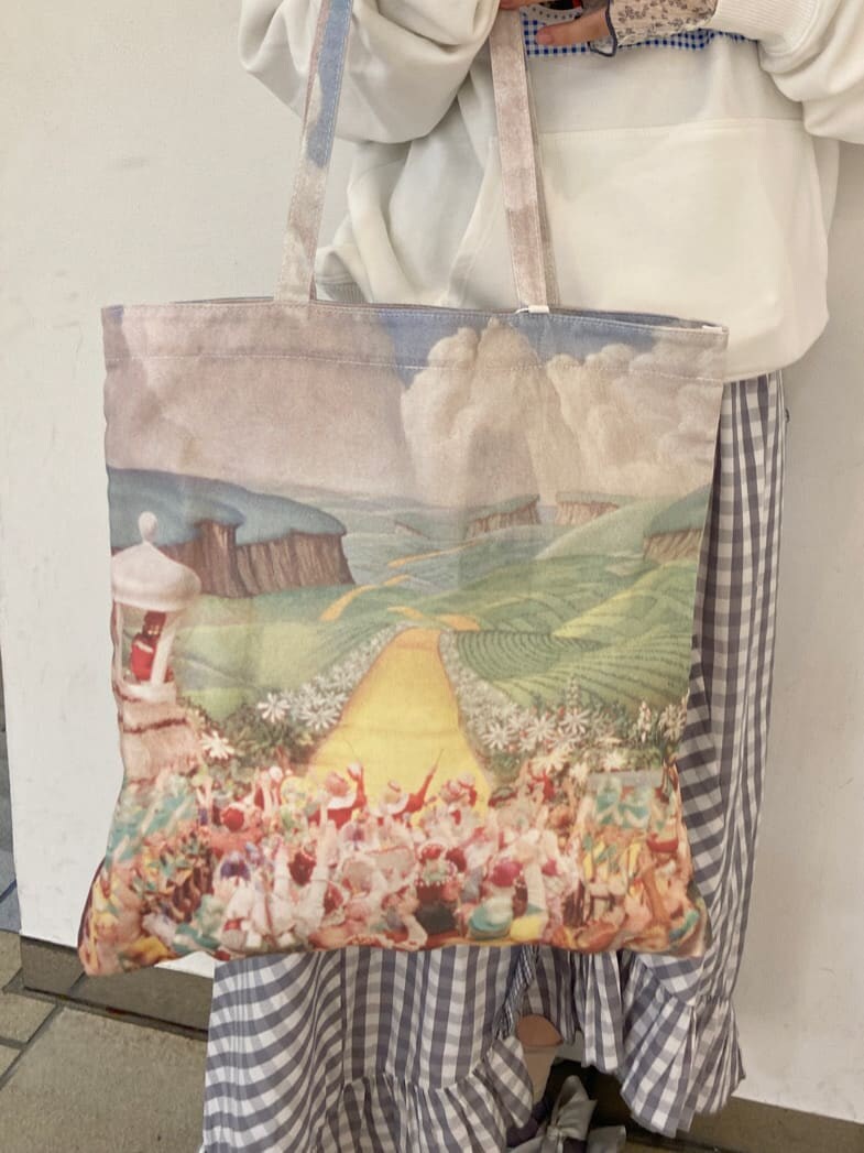 グレー系のスカート、ブルー系のスニーカー、ホワイト系のTシャツ/カットソーを着用したレディースの秋コーディネートの5枚目の写真