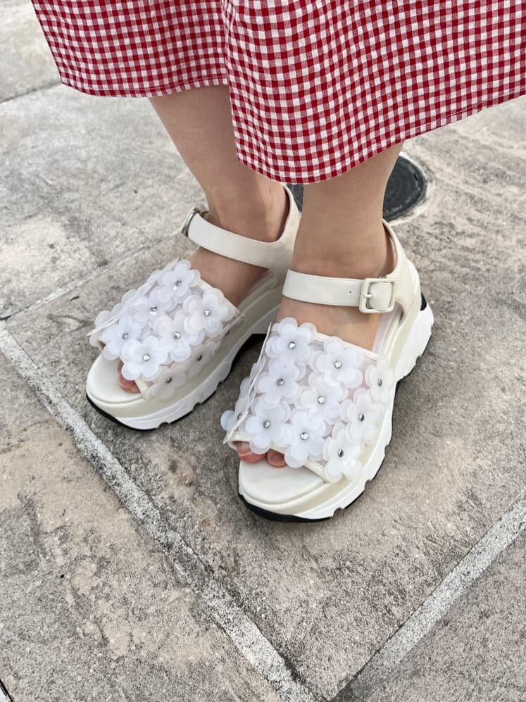 ホワイト系のショルダーバッグ、ホワイト系のサンダル、レッド系のワンピースを着用したレディースの夏コーディネートの5枚目の写真