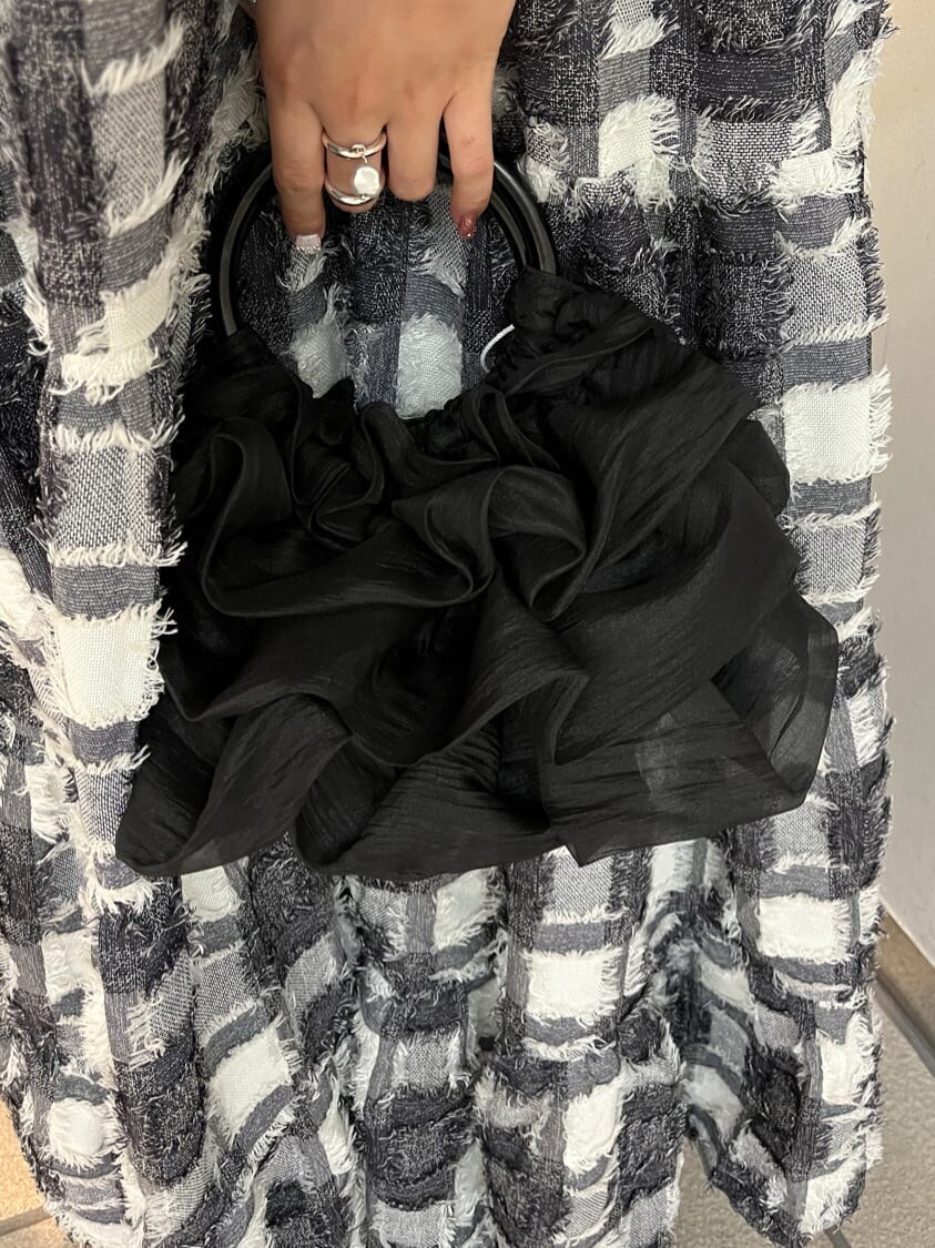 ブラック系のハンドバッグ、その他のワンピース、ブラック系のその他シューズを着用したレディースの夏コーディネートの3枚目の写真