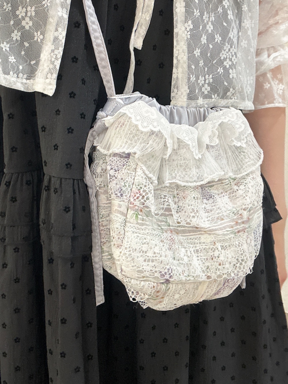 ホワイト系のカーディガン/ボレロ、ブルー系のショルダーバッグ、ブラック系のワンピースを着用したレディースの夏コーディネートの8枚目の写真