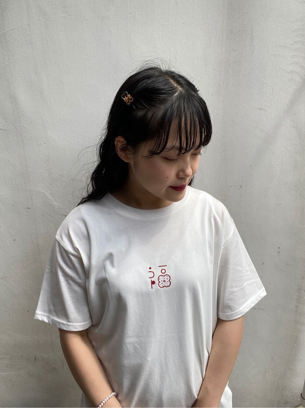 ホワイト系のTシャツ/カットソー、ベージュ系のその他パンツ、ブルー系のハンドバッグを着用したレディースの夏コーディネートの3枚目の写真