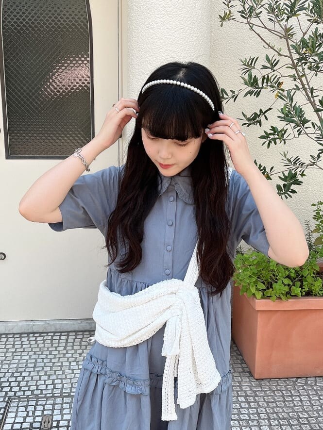 ホワイト系のショルダーバッグ、ホワイト系のサンダル、ブルー系のワンピースを着用したレディースの夏コーディネートの3枚目の写真