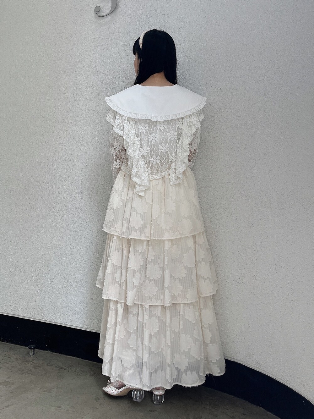 ホワイト系のワンピース、ホワイト系のカーディガン/ボレロ、ホワイト系のスカートを着用したレディースの夏コーディネートの3枚目の写真