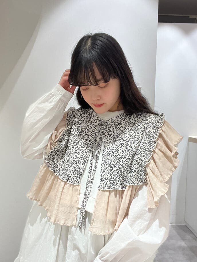 ベージュ系のその他パンツ、ホワイト系のワンピース、ホワイト系のスニーカーを着用したレディースの春コーディネートの5枚目の写真