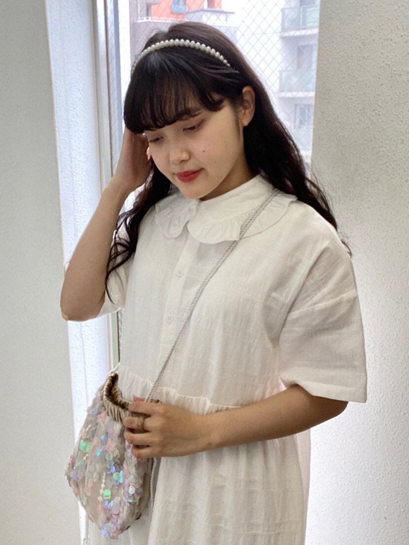 ピンク系のその他パンツ、ホワイト系のワンピースを着用したレディースの春コーディネートの3枚目の写真