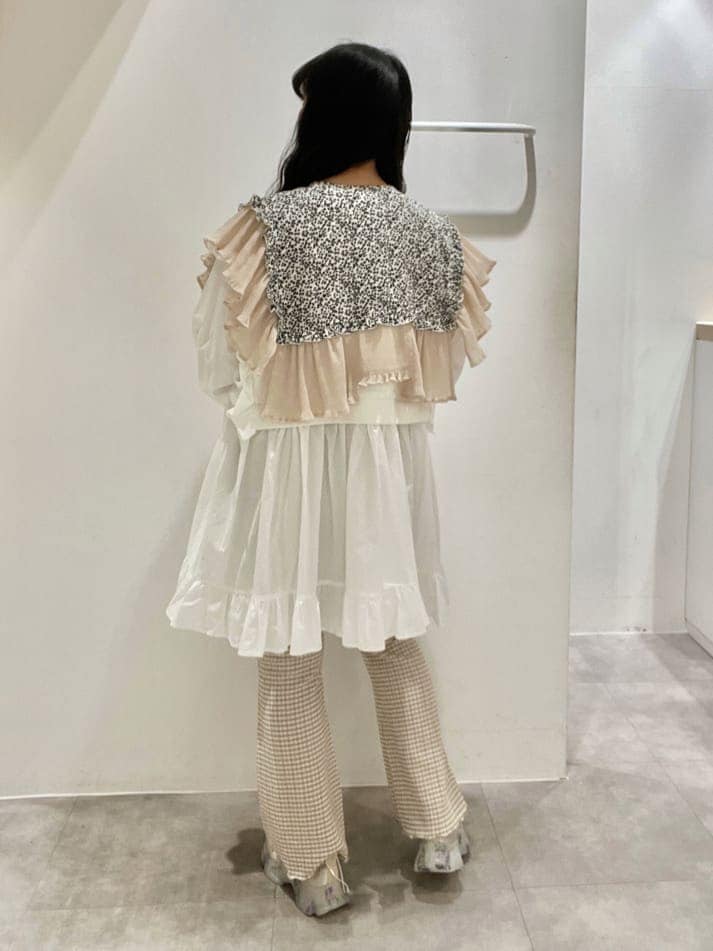 ベージュ系のその他パンツ、ホワイト系のワンピース、ホワイト系のスニーカーを着用したレディースの春コーディネートの4枚目の写真