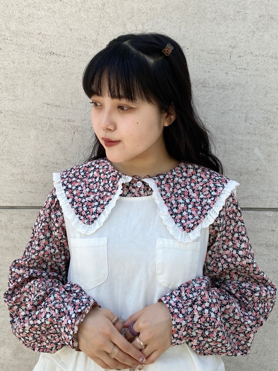 レッド系のシャツ/ブラウス、ホワイト系のその他シューズを着用したレディースの春コーディネートの3枚目の写真