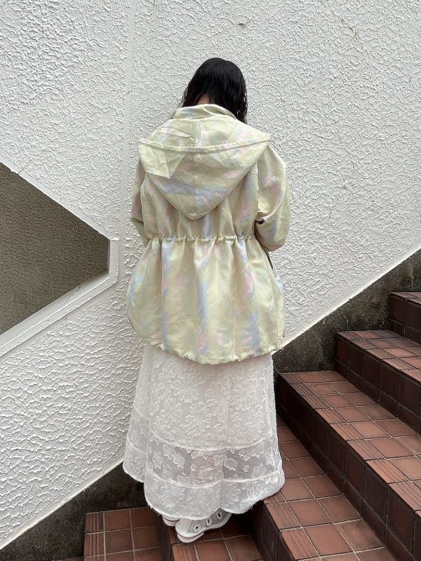 ホワイト系のスカート、ホワイト系のパンプス、ホワイト系のTシャツ/カットソーを着用したレディースの秋コーディネートの3枚目の写真