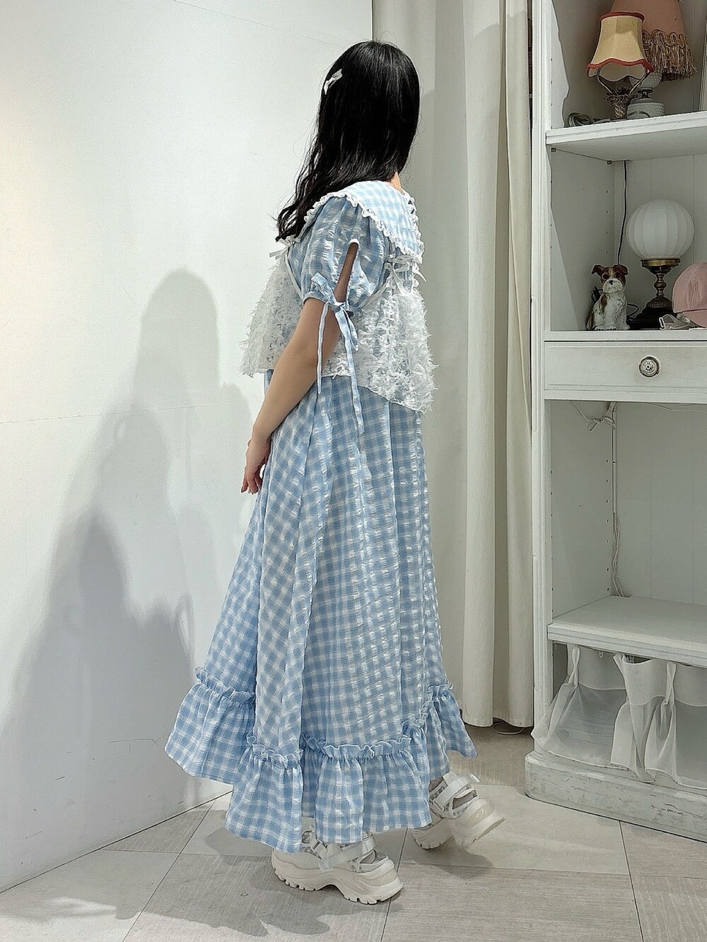 ホワイト系のキャミソール、ブルー系のワンピース、ホワイト系のスニーカーを着用したレディースの春コーディネートの3枚目の写真