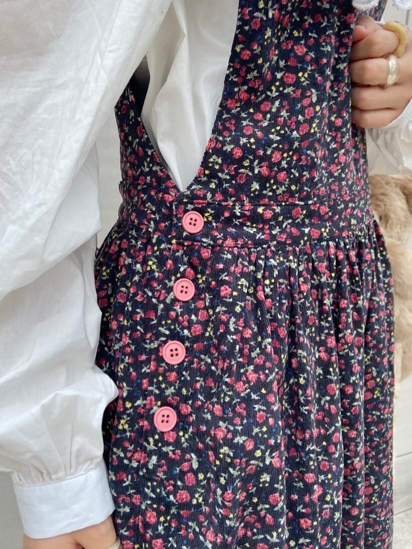 ブラック系のワンピース、ベージュ系のハンドバッグ、ホワイト系のシャツ/ブラウスを着用したレディースの夏コーディネートの6枚目の写真