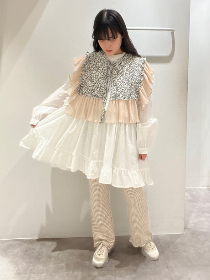 ベージュ系のその他パンツ、ホワイト系のワンピース、ホワイト系のスニーカーを着用したレディースの春コーディネートの2枚目の写真