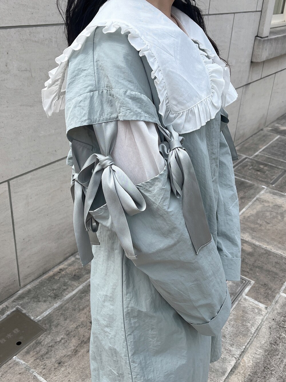 シルバー系のパンプス、ホワイト系のシャツ/ブラウス、ホワイト系のスカートを着用したレディースの春コーディネートの7枚目の写真