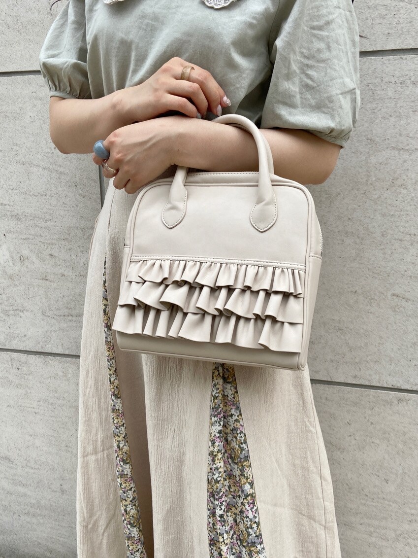 ベージュ系のパンプス、グリーン系のシャツ/ブラウス、ベージュ系のスカートを着用したレディースの夏コーディネートの6枚目の写真