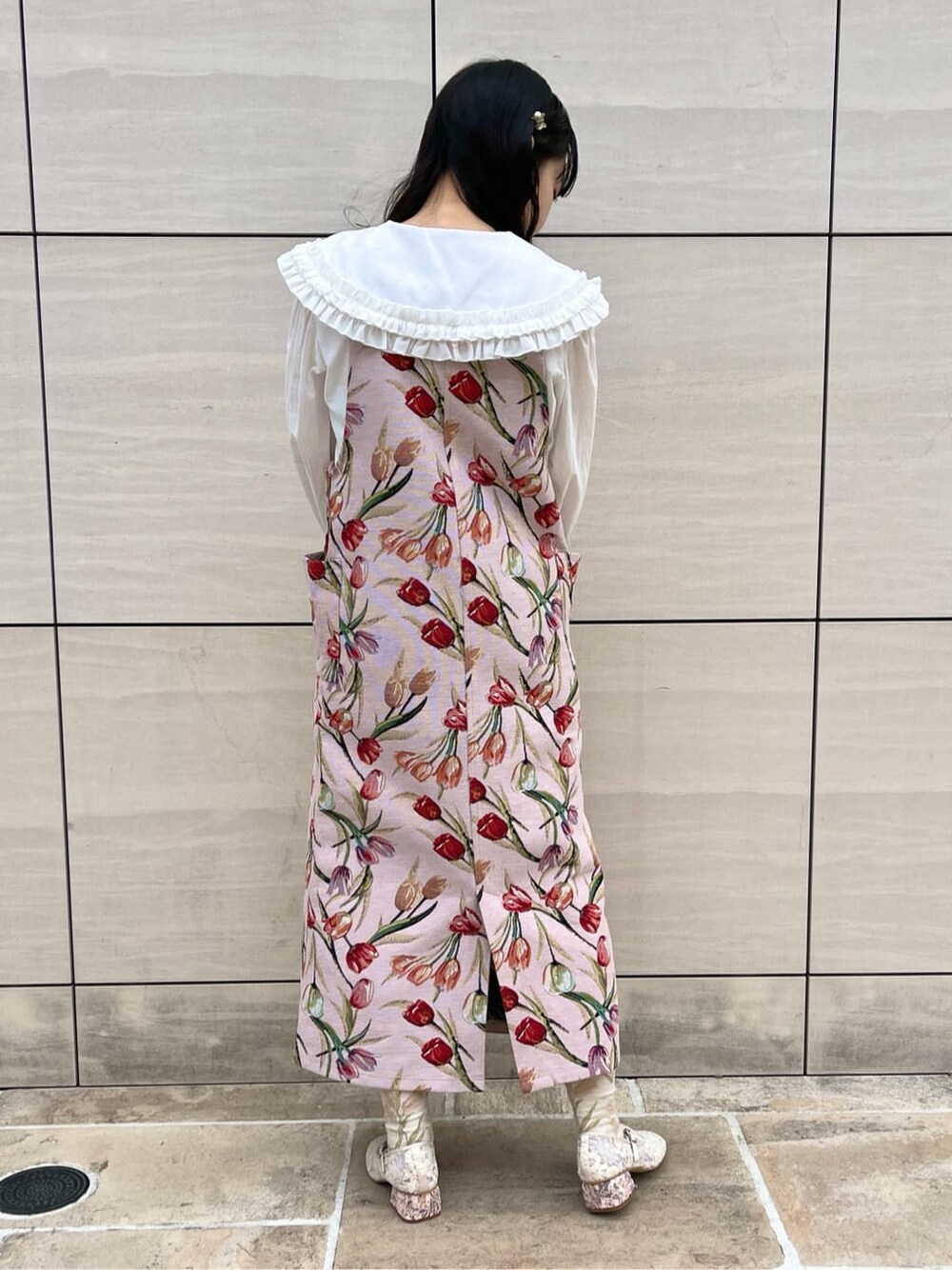 ホワイト系のシャツ/ブラウス、ホワイト系のトレンチコート、ピンク系のジャンパースカートを着用したレディースの冬コーディネートの6枚目の写真