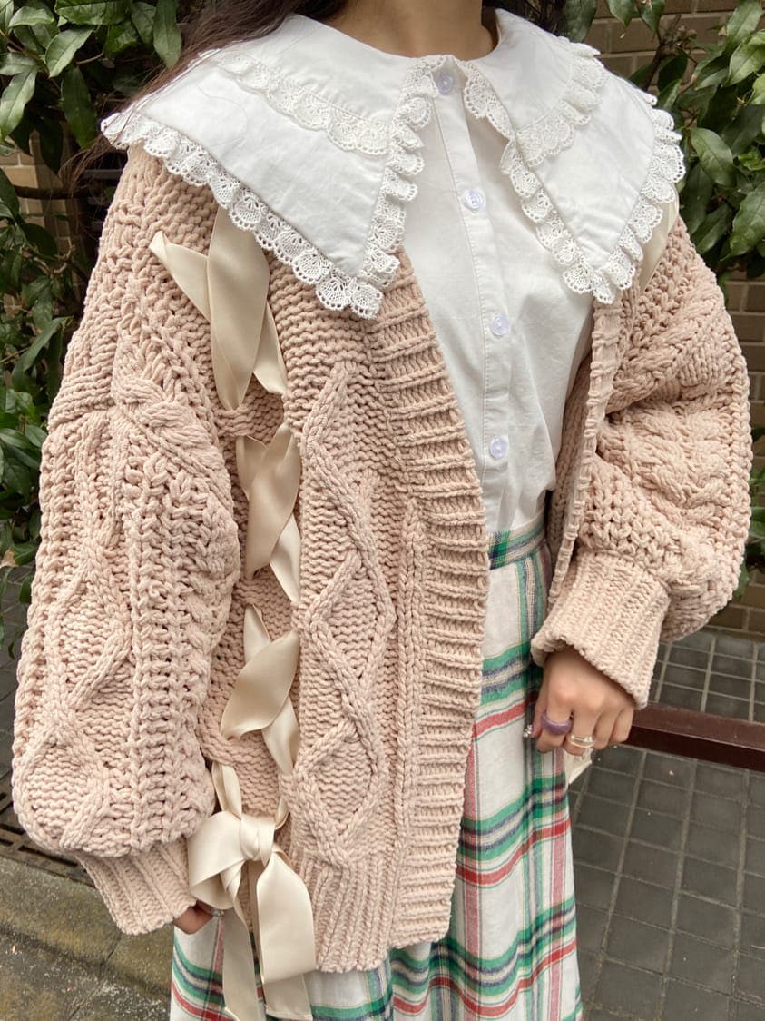 ホワイト系のシャツ/ブラウス、ブルー系のパンプス、ベージュ系のショルダーバッグを着用したレディースの冬コーディネートの6枚目の写真