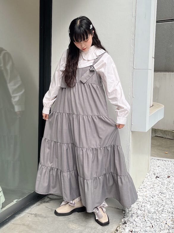 グリーン系のノーカラーコート、ホワイト系のシャツ/ブラウス、ホワイト系のモカシン/デッキシューズを着用したレディースの秋コーディネートの4枚目の写真