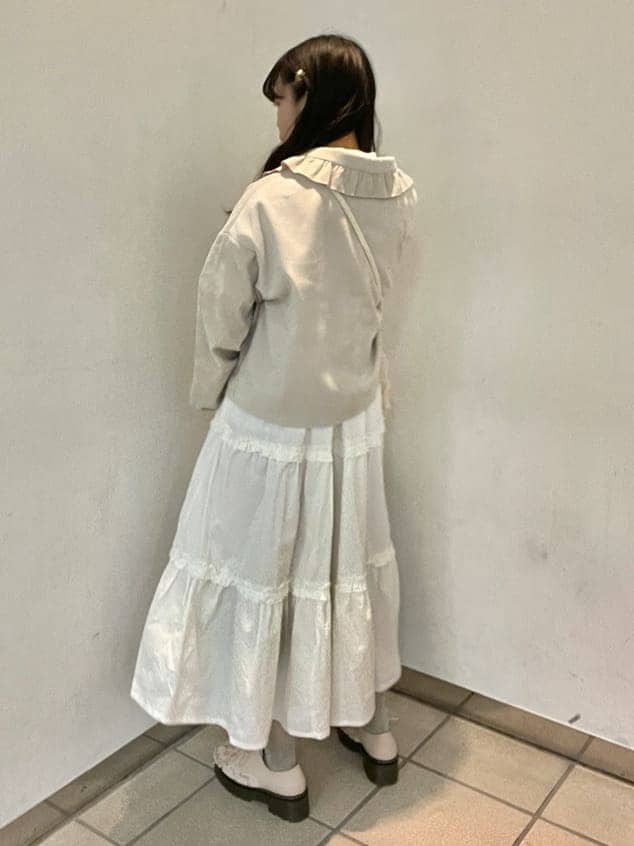 ベージュ系のその他アウター、ピンク系のその他シューズ、ピンク系のショルダーバッグを着用したレディースの春コーディネートの4枚目の写真