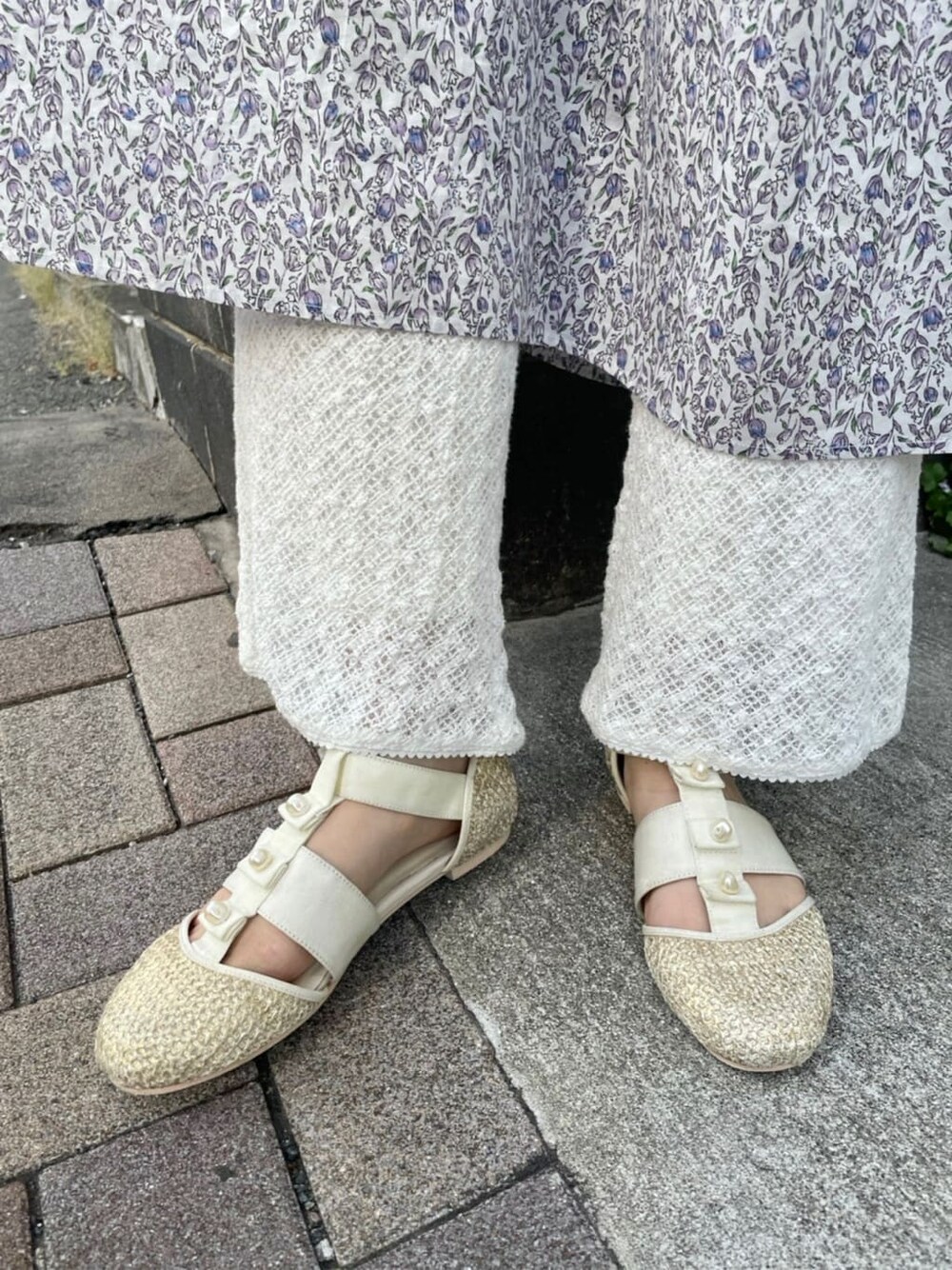 パープル系のワンピース、ベージュ系のパンプス、ホワイト系のその他パンツを着用したレディースの夏コーディネートの5枚目の写真