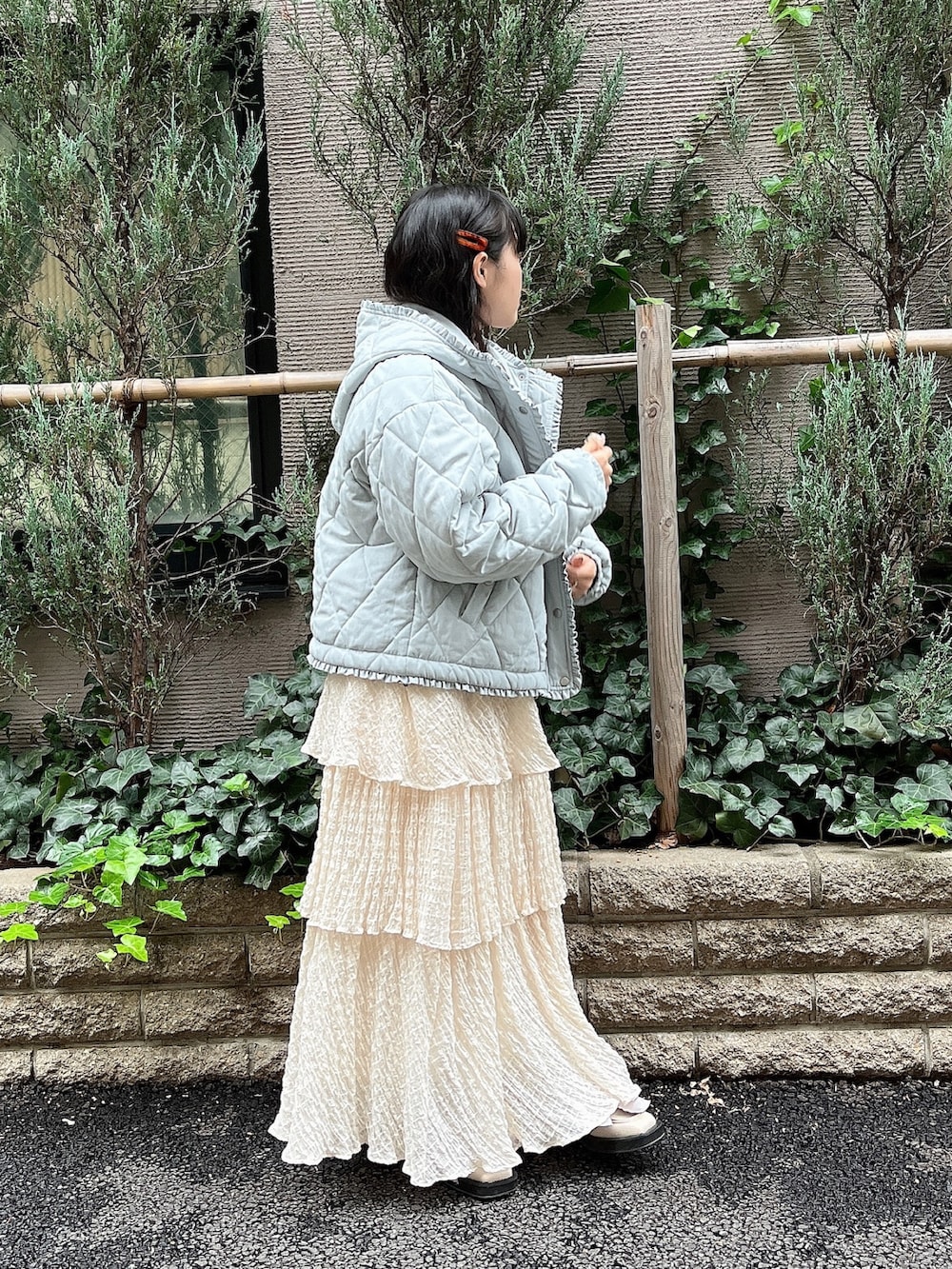 ブルー系のその他アウター、ホワイト系のスカート、ホワイト系のシャツ/ブラウスを着用したレディースの冬コーディネートの3枚目の写真