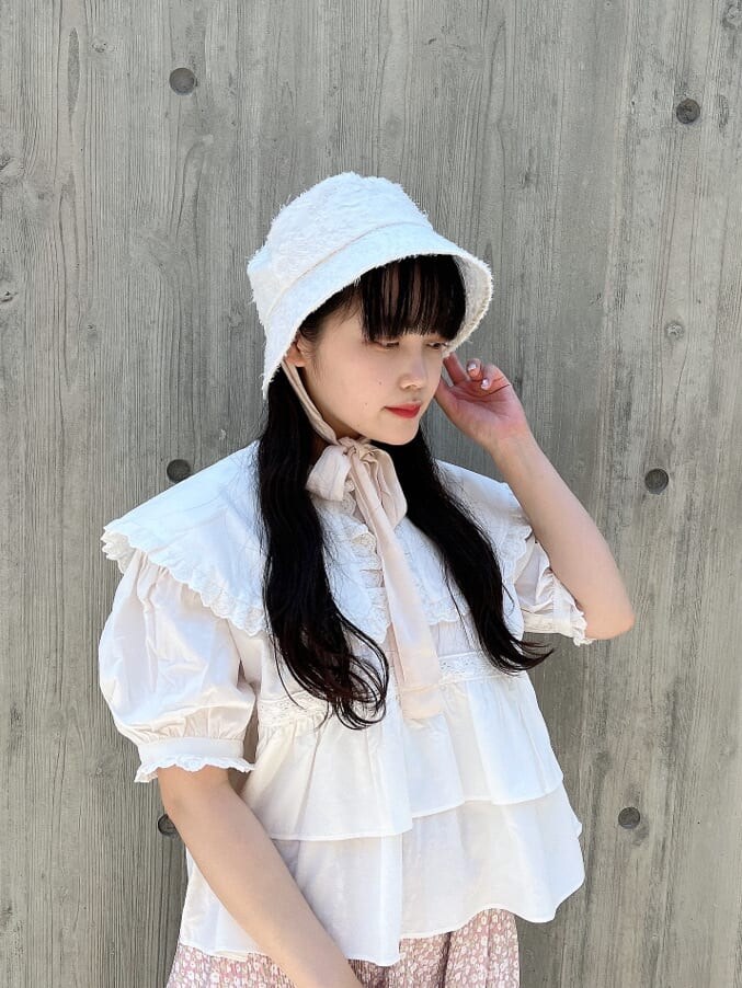 ホワイト系のサンダル、ホワイト系のシャツ/ブラウス、ピンク系のスカートを着用したレディースの夏コーディネートの3枚目の写真