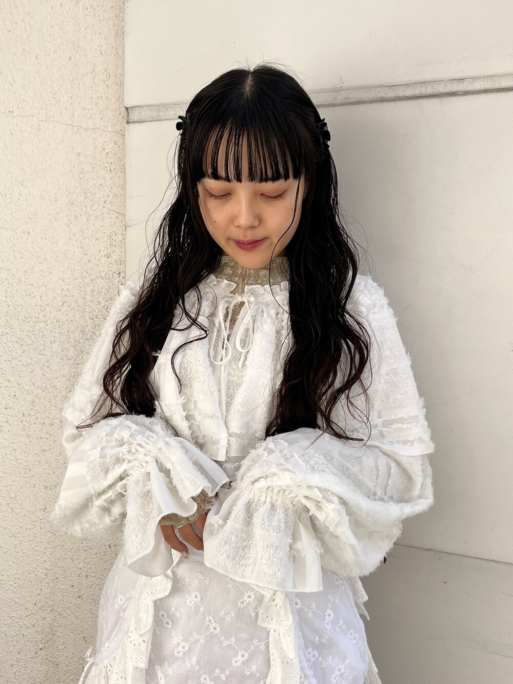 ホワイト系のシャツ/ブラウス、グリーン系のTシャツ/カットソー、ホワイト系のスカートを着用したレディースの冬コーディネートの5枚目の写真