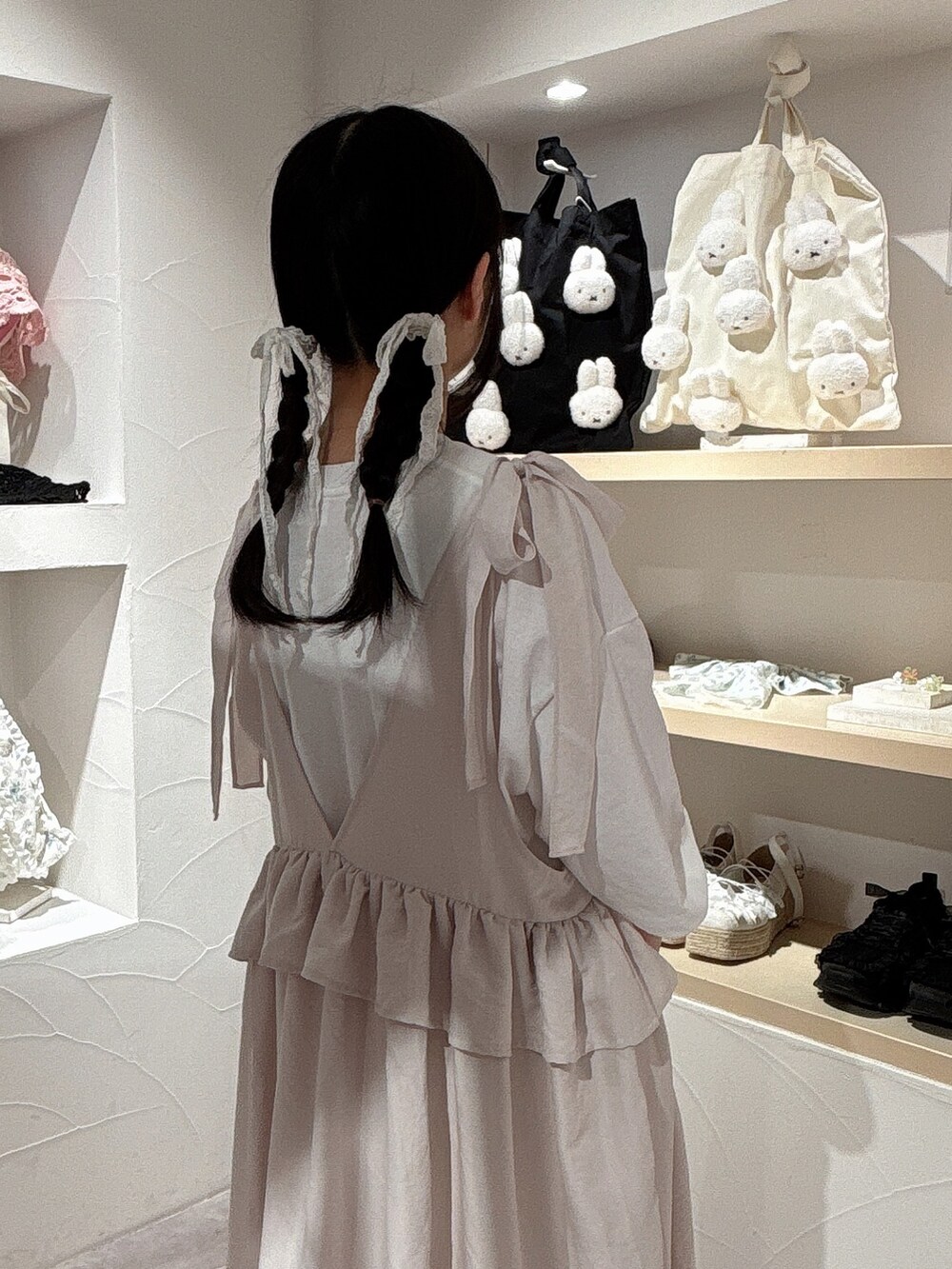 ホワイト系のTシャツ/カットソー、ホワイト系のワンピース、ホワイト系のスニーカーを着用したレディースの春コーディネートの7枚目の写真