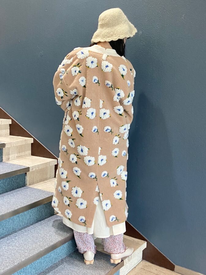 ベージュ系のその他アウター、ホワイト系のワンピース、ブラウン系のその他パンツを着用したレディースの秋コーディネートの3枚目の写真