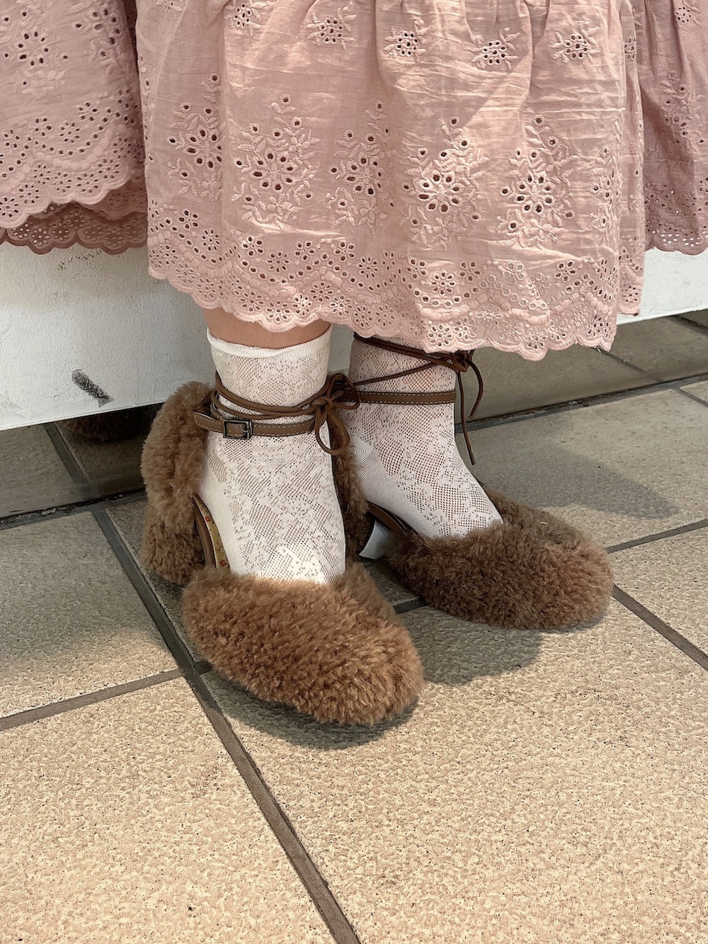 ホワイト系のパンプス、ベージュ系のシャツ/ブラウス、ピンク系のワンピースを着用したレディースの秋コーディネートの5枚目の写真