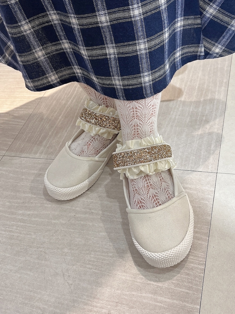 ブルー系のワンピース、ホワイト系のカーディガン/ボレロ、ホワイト系のスニーカーを着用したレディースの秋コーディネートの6枚目の写真