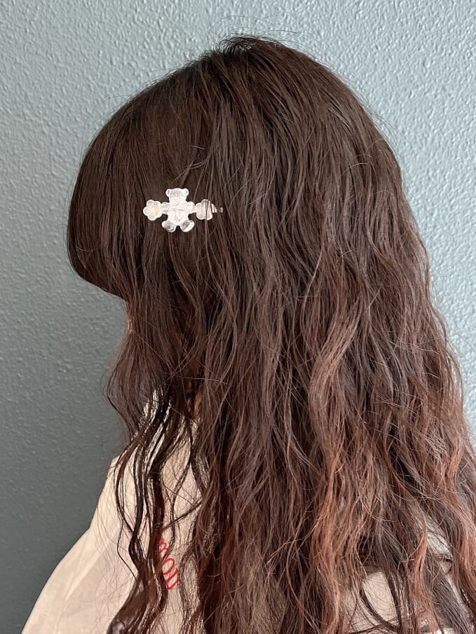 ホワイト系のスカート、ホワイト系のパンプス、ホワイト系のシャツ/ブラウスを着用したレディースの夏コーディネートの4枚目の写真